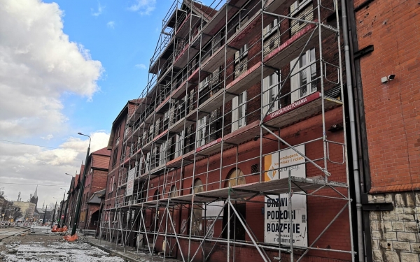 Rusza remont elewacji zabytkowego budynku w Lipinach